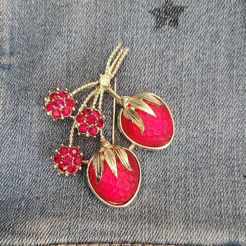 Sarah Coventry Vintage Red Strawberry Rhinestone Brooch Gold Tone Fruit Pin